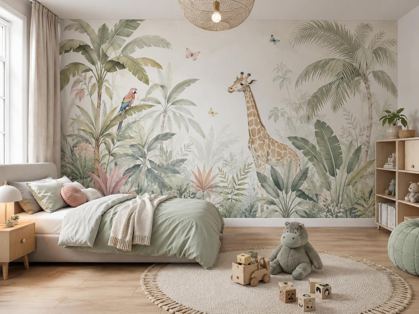 Sfeer-impressie kinderkamer met zachte aquarel-junglemuur met giraf, papegaai en palmbladeren in pasteltinten